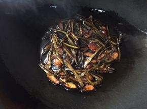 煎至焦黄即可，捞出沥干油备用
