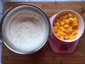 淡奶油加糖打发至奶油坚挺，芒果切成小块