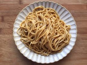 一人份舀上几勺葱油酱，拌匀即可