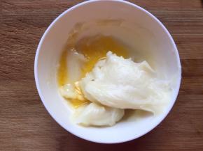 蒸好以后，晾温热揉入黄油