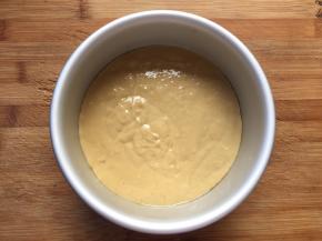 将面糊倒入模具中，放入锅中发酵，冬天蒸格下面放点热水，这样发酵比较快