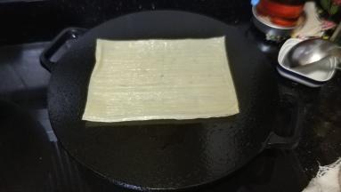 平底锅加少许油，放一张烤冷面