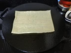 平底锅加少许油，放一张烤冷面