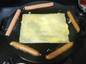 待鸡蛋凝固后，将烤冷面翻面