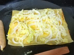 将娃娃菜丝铺在烤冷面上