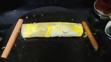 把烤冷面由上至下卷起