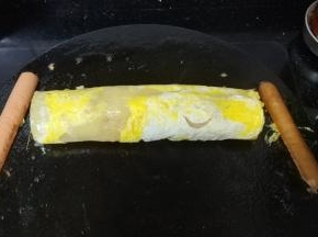 把烤冷面由上至下卷起