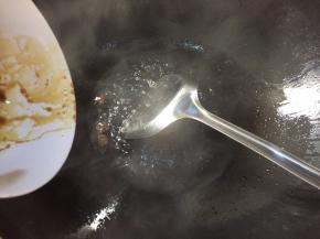 倒入混合好的酱不停的翻炒至白糖溶化，锅中冒泡即可