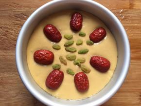 发酵至7分满，摆上红枣，葡萄干