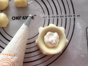 将奶油装入裱花袋，挤一层奶油