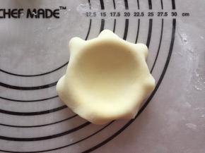 将雪媚娘皮放入蛋挞模具中，没有就放小碗