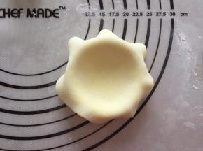 将雪媚娘皮放入蛋挞模具中，没有就放小碗