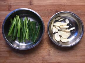 香葱切去葱白不要，只要葱绿，放入蒜切瓣