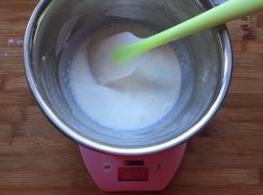 糯米粉，玉米淀粉和纯牛奶，糖粉混合搅拌均匀，