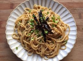 撒上香葱，白芝麻
