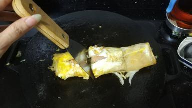 用铲切成段