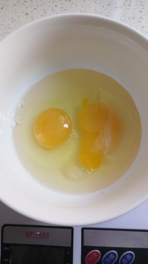 在干净碗里打入两颗鸡蛋