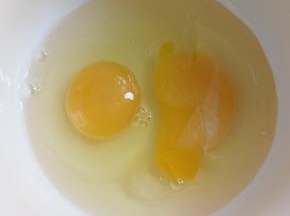 在干净碗里打入两颗鸡蛋