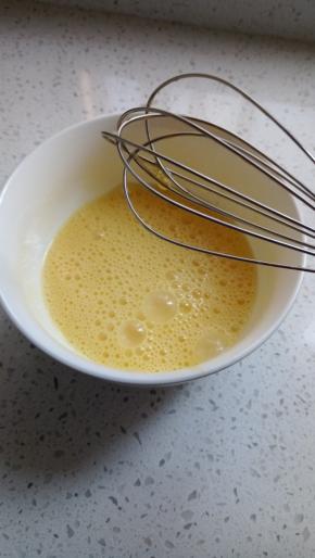 加入温水，蛋抽搅拌均匀，直到拿起蛋抽上不会沾有蛋液!