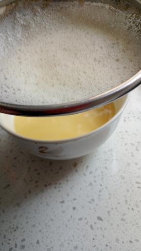 拿网筛过滤成细腻蛋糊!
