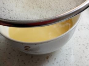 拿网筛过滤成细腻蛋糊!