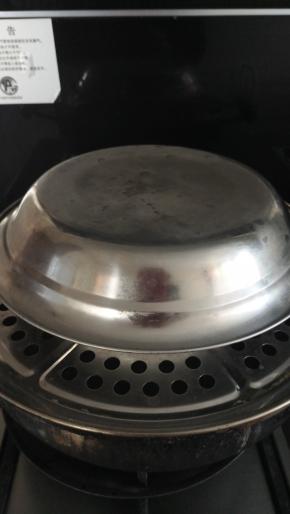 制作之前，先在锅里盛三分之一的水，放入蒸笼壁，大火烧开，水开后放入做好的鸡蛋液，注意，上面盖上一个不锈钢盘子!