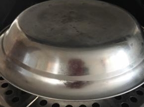 制作之前，先在锅里盛三分之一的水，放入蒸笼壁，大火烧开，水开后放入做好的鸡蛋液，注意，上面盖上一个不锈钢盘子!