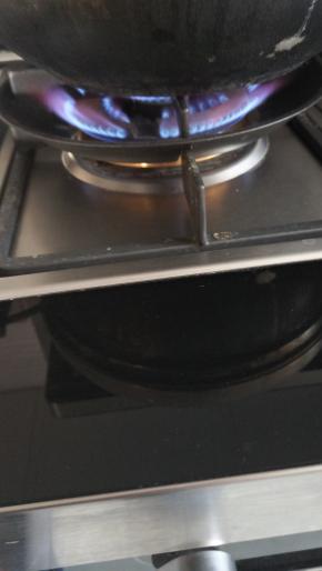 刚放进去时，大火，锅盖外冒气时，转中小火定时10分钟，然后关火闷3分钟，拿出来!