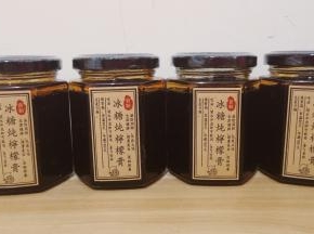 盖上盖子，盖子最好用保鲜膜包好!炖8到10个小时，炖锅里每三个小时加一次水，不要太满，太满会流入炖盅里，全程不要开盖!
