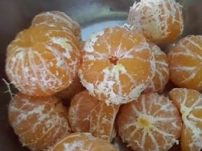 橘子料理机不加水榨汁儿!过滤，倒入不粘锅中!