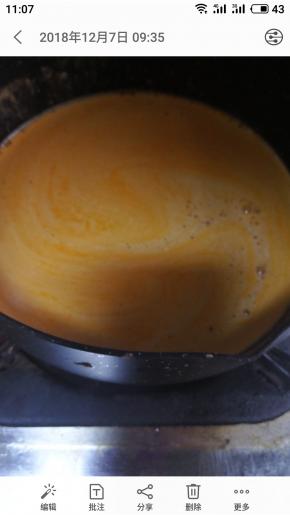 苹果胶与20克砂糖混合均匀备用，橘子汁熬到45度时加入苹果胶与砂糖的混合物!，拿蛋抽搅拌均匀!加热沸腾时，加入剩余白砂糖与水怡的混合物!加热到106度时，装入布裱花袋!用圆形○花嘴挤入喜欢的模具中，用油布压平!好定型，完全冷却脱模!