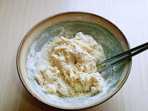 分次加入水，一边搅拌成絮状。