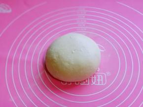 发酵好的面团取出揉圆排气，再揉圆盖上保鲜膜，醒10分钟。