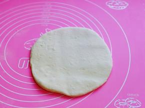 这个量我做了两个披萨，用擀面杖擀圆饼。