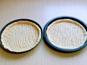 分别放入披萨盘中，用叉子叉满洞洞眼，如图。