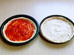 一个挤上番茄酱，一个挤上沙拉酱。(可以在水果味的也挤入一些番茄酱)