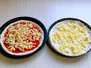 分别撒上马苏里拉芝士。