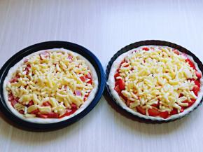 再撒上马苏里拉芝士。