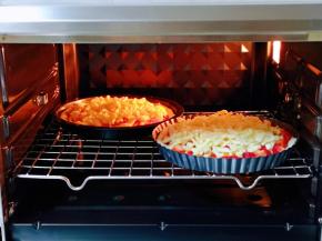 将披萨盘入烤箱中层的烤网上。