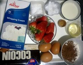 准备食材，把草莓洗净。