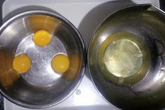蛋黄蛋清分离，蛋清放入无水无油的盆中待用。