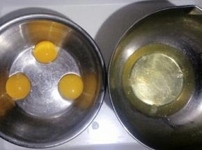 蛋黄蛋清分离，蛋清放入无水无油的盆中待用。