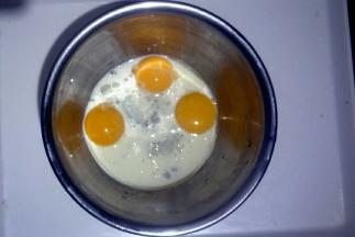 蛋黄中加入白糖、牛奶、玉米油。