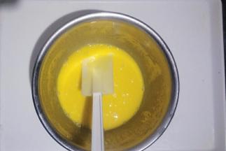 搅拌均匀至融为一体，无油花漂浮状态。