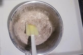 可可粉、低筋面粉混合均匀后过筛加入蛋黄糊中。