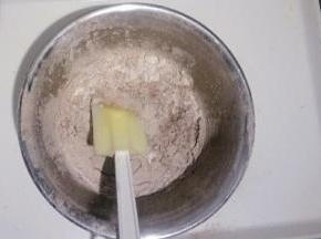 可可粉、低筋面粉混合均匀后过筛加入蛋黄糊中。