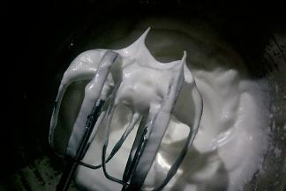 蛋清中加入柠檬汁，分三次加入白糖用手持电动打蛋器低速打发至打蛋器提起蛋白呈直尖状态。