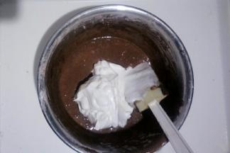 取三分之一蛋白加入蛋黄糊中翻拌切拌均匀。