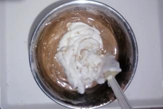 把其余蛋白加入，同样翻拌切拌均匀。