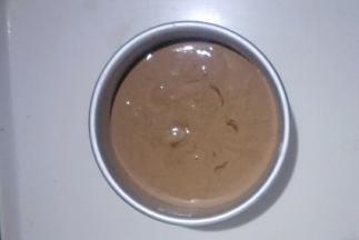 准备6英寸圆形模具，把蛋糕糊倒入。震动下震出气泡后放入提前预热好的烤箱中层，上下火150度约烤45分钟左右。